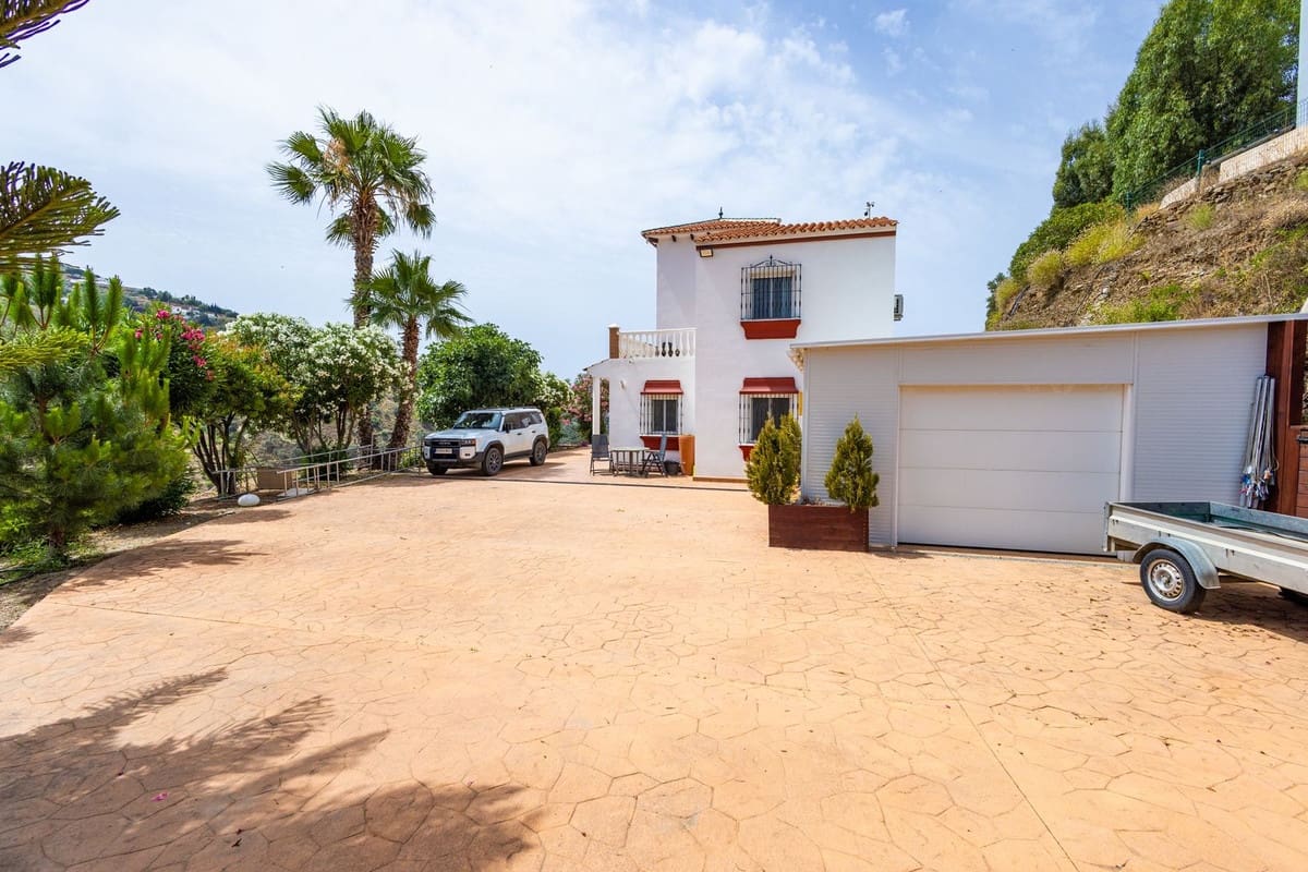 6 soveværelse Villa til salg i Sayalonga med swimmingpool garage - € 699.000 (Ref: 9918612)