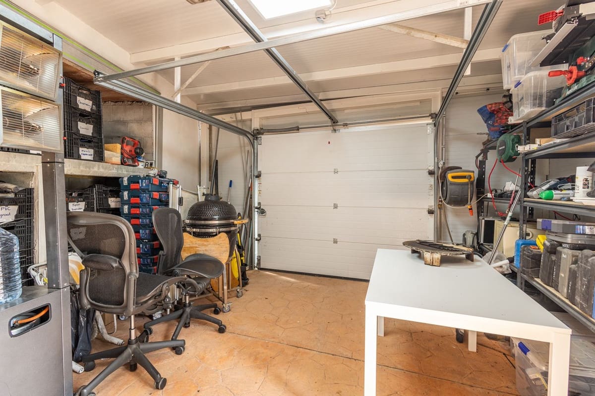 6 soveværelse Villa til salg i Sayalonga med swimmingpool garage - € 699.000 (Ref: 9918612)