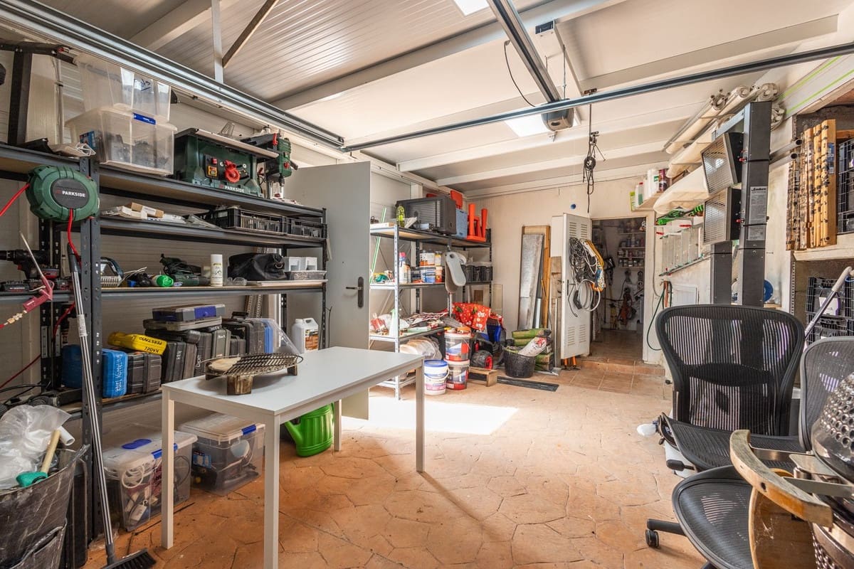6 soveværelse Villa til salg i Sayalonga med swimmingpool garage - € 699.000 (Ref: 9918612)