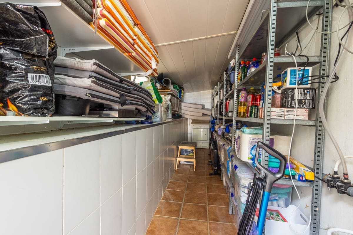 6 soveværelse Villa til salg i Sayalonga med swimmingpool garage - € 699.000 (Ref: 9918612)