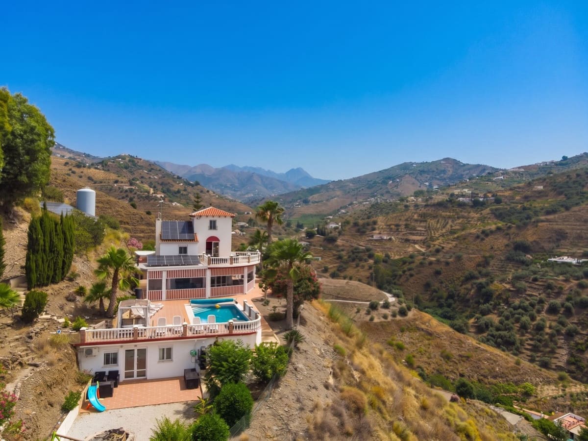 6 soveværelse Villa til salg i Sayalonga med swimmingpool garage - € 699.000 (Ref: 9918612)