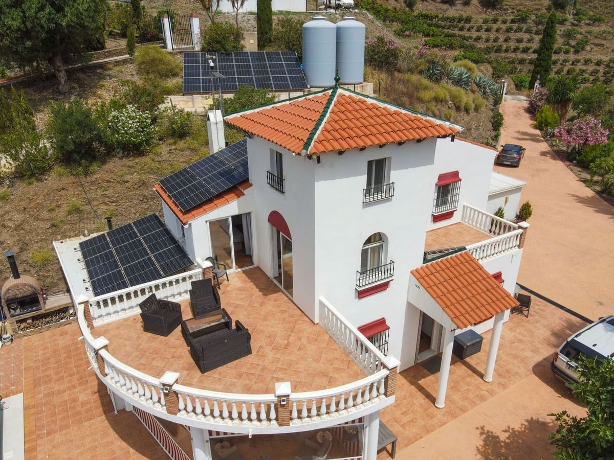 6 soveværelse Villa til salg i Sayalonga med swimmingpool garage - € 699.000 (Ref: 9918612)