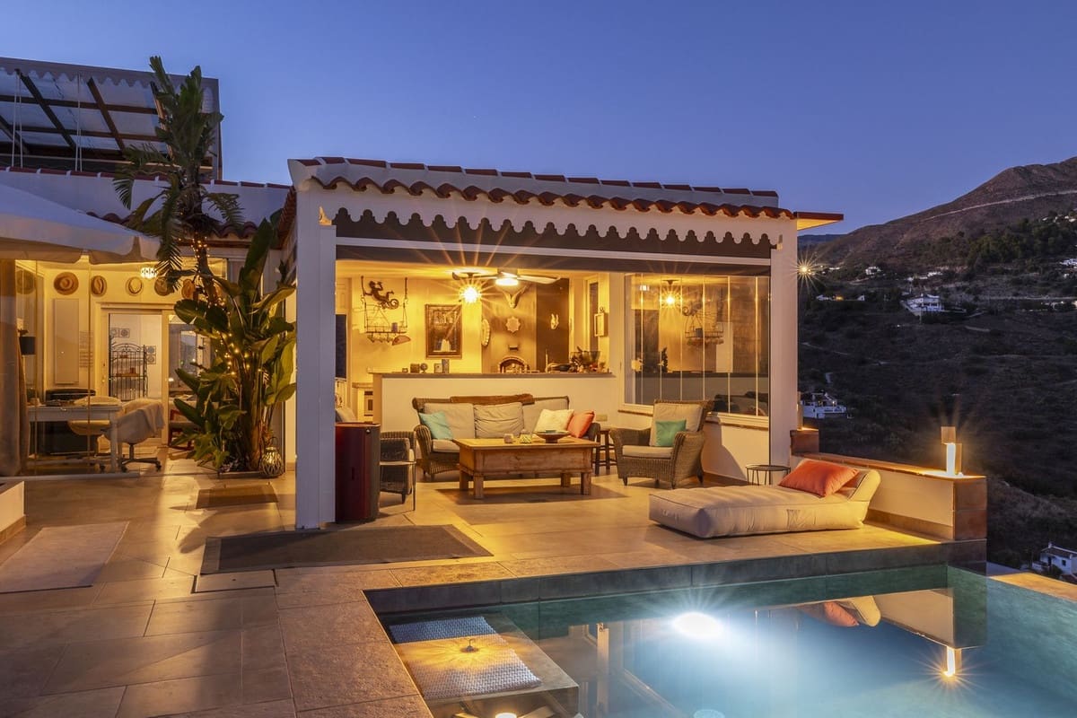 Chalet de 4 habitaciones en Cómpeta en venta con piscina garaje - 995.000 € (Ref: 9928479)