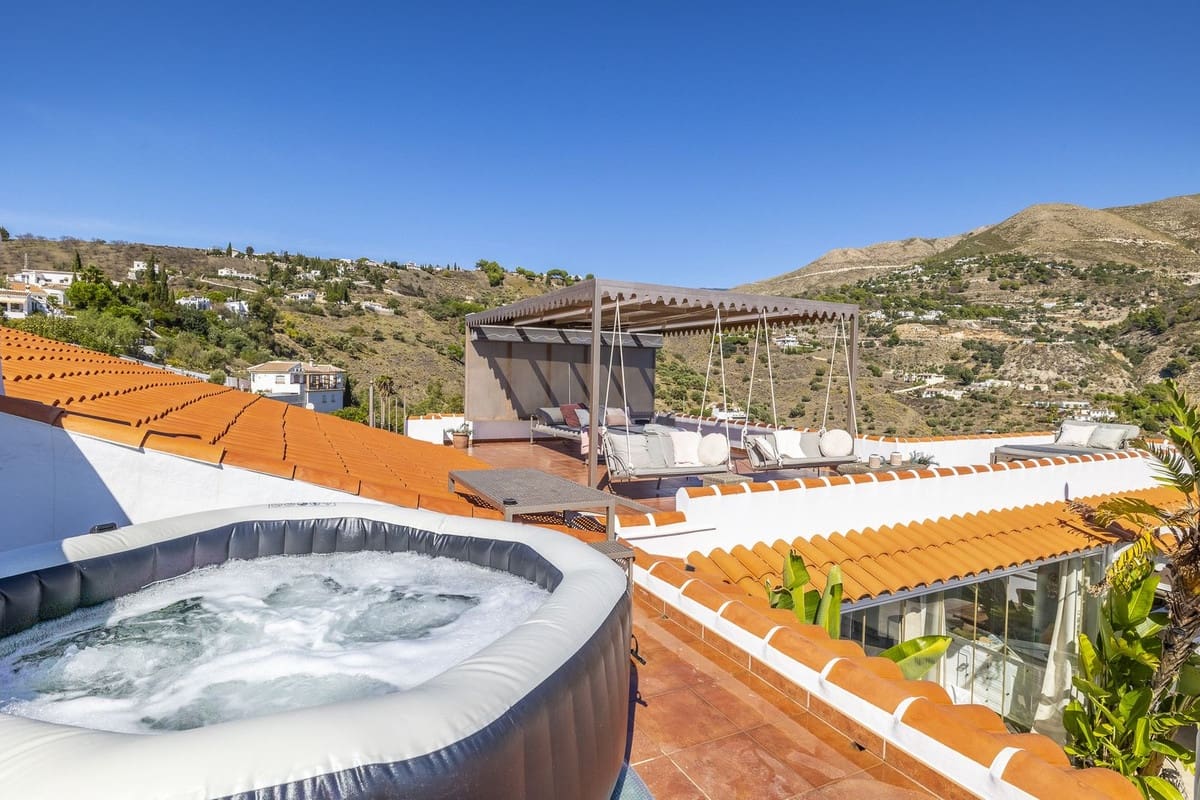 Chalet de 4 habitaciones en Cómpeta en venta con piscina garaje - 995.000 € (Ref: 9928479)