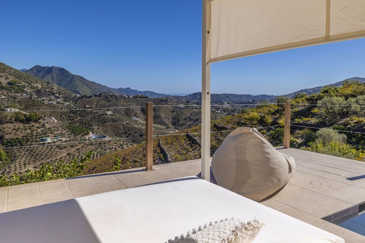 Chalet de 4 habitaciones en Cómpeta en venta con piscina garaje - 995.000 € (Ref: 9928479)