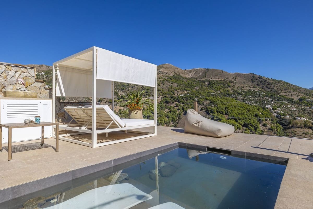 Chalet de 4 habitaciones en Cómpeta en venta con piscina garaje - 995.000 € (Ref: 9928479)