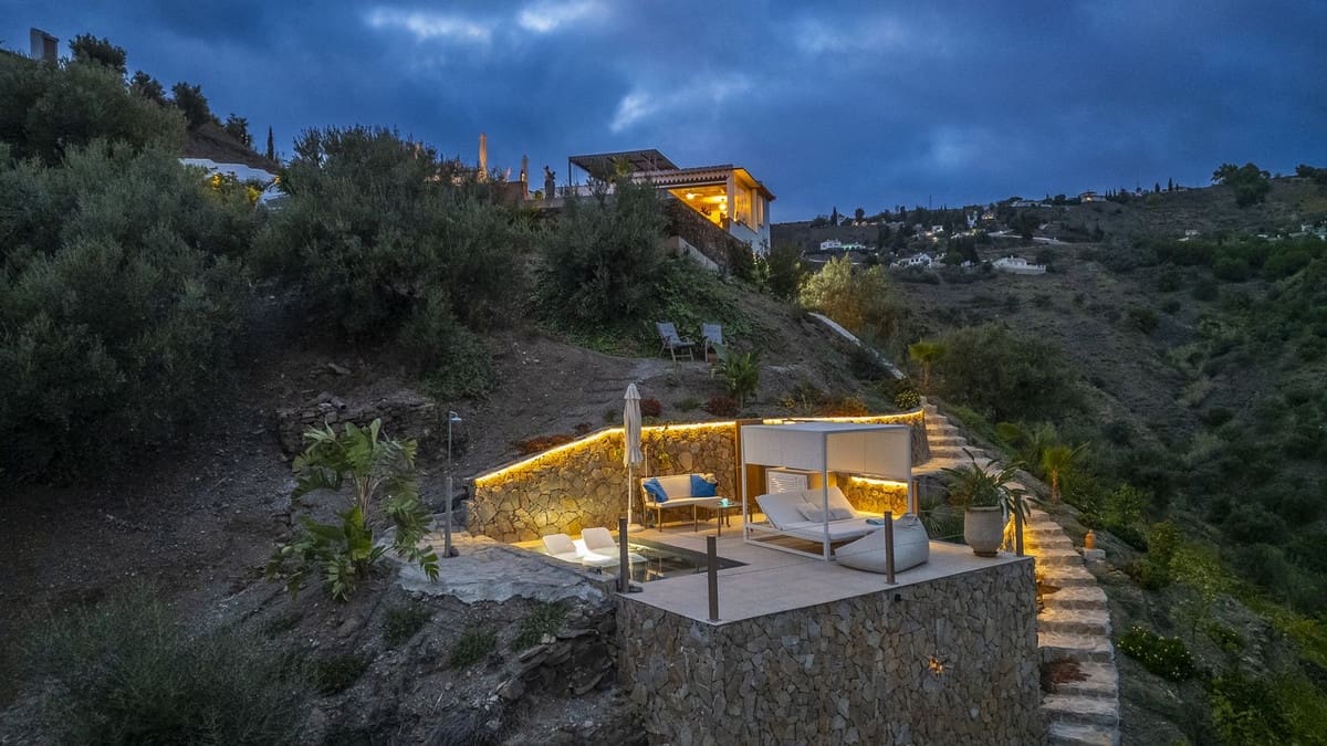 Chalet de 4 habitaciones en Cómpeta en venta con piscina garaje - 995.000 € (Ref: 9928479)