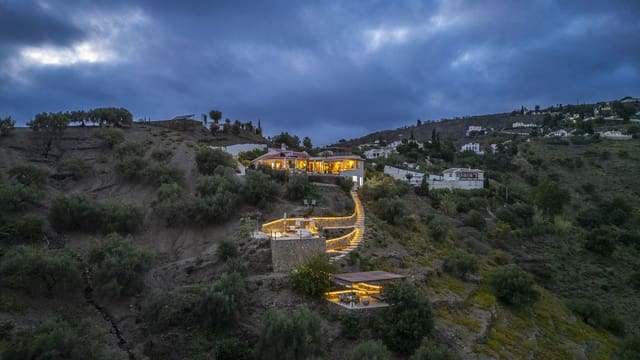 Chalet de 4 habitaciones en Cómpeta en venta con piscina garaje - 995.000 € (Ref: 9928479)