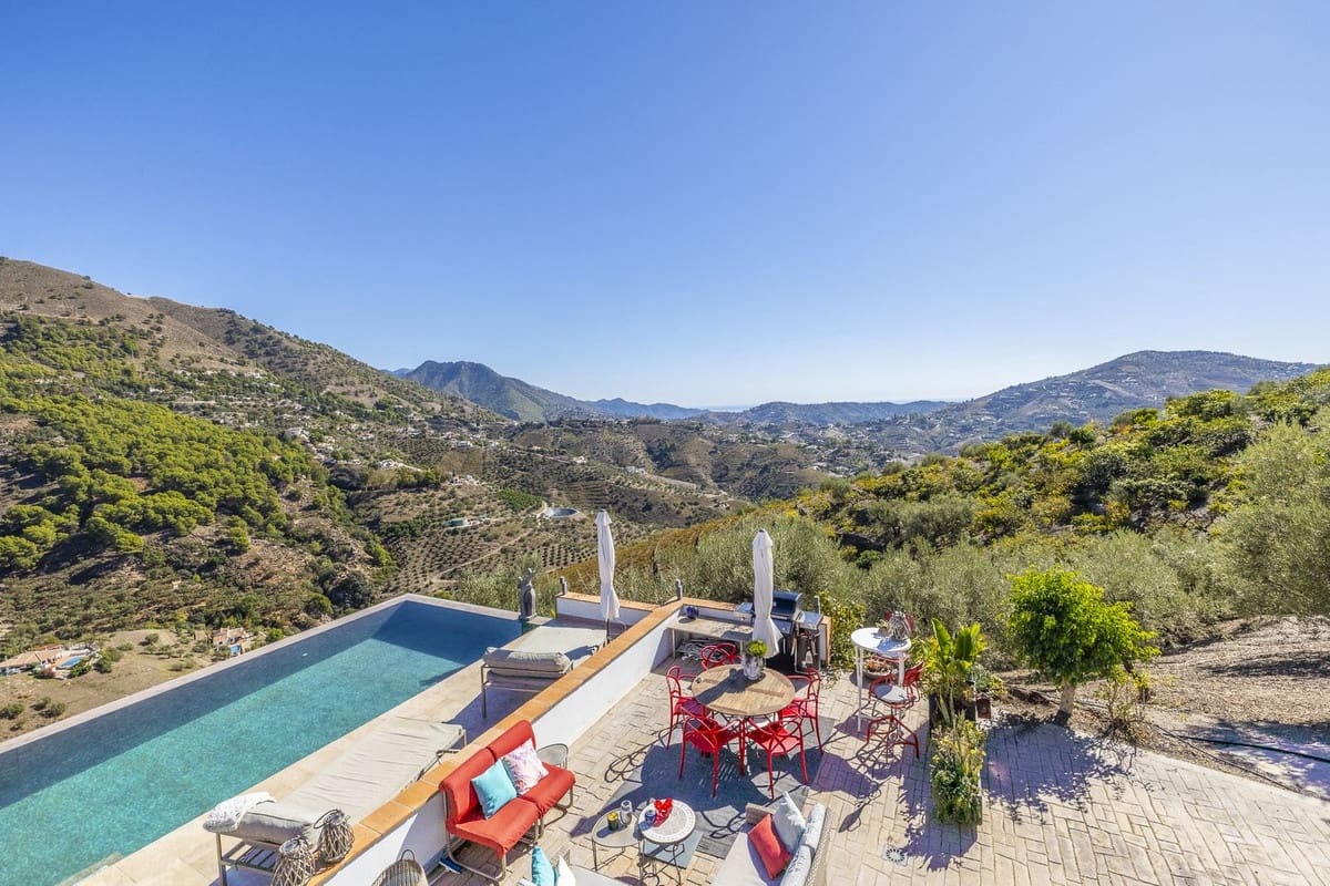 Chalet de 4 habitaciones en Cómpeta en venta con piscina garaje - 995.000 € (Ref: 9928479)