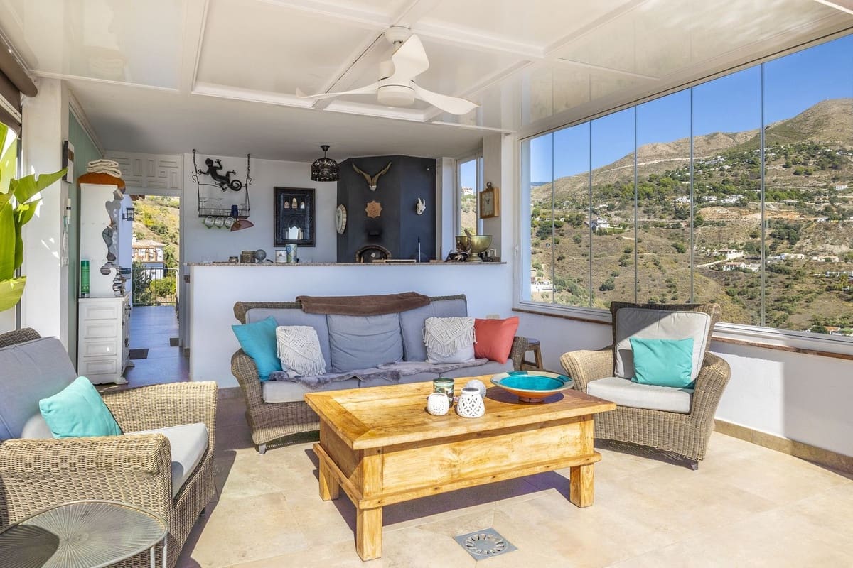 Chalet de 4 habitaciones en Cómpeta en venta con piscina garaje - 995.000 € (Ref: 9928479)