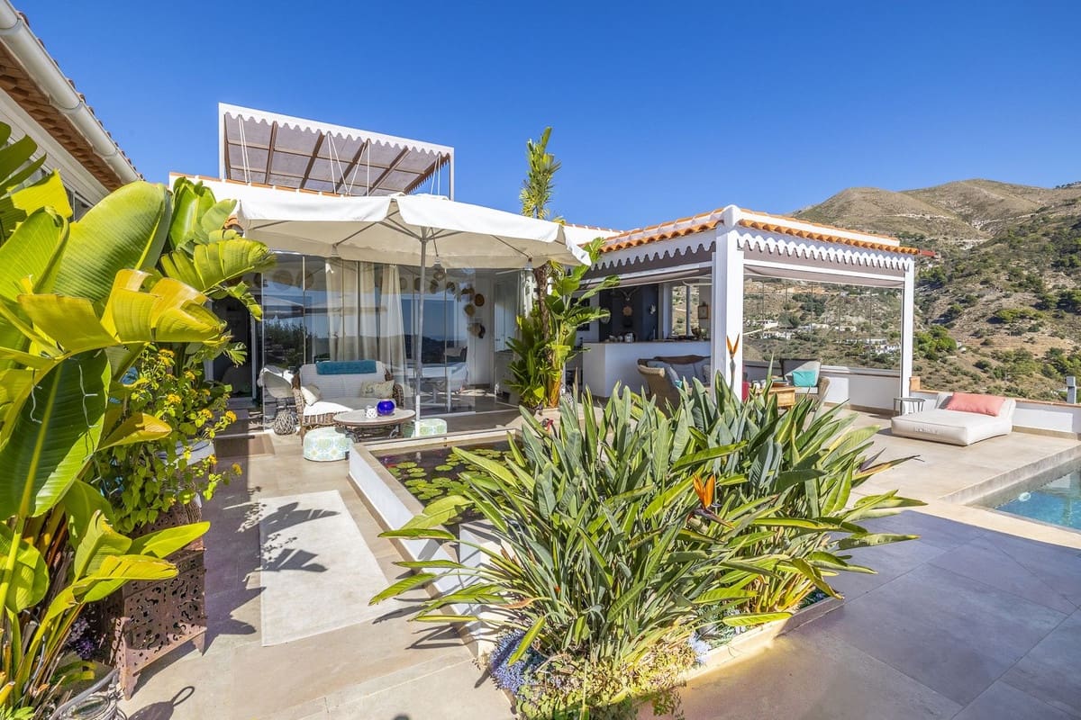 Chalet de 4 habitaciones en Cómpeta en venta con piscina garaje - 995.000 € (Ref: 9928479)