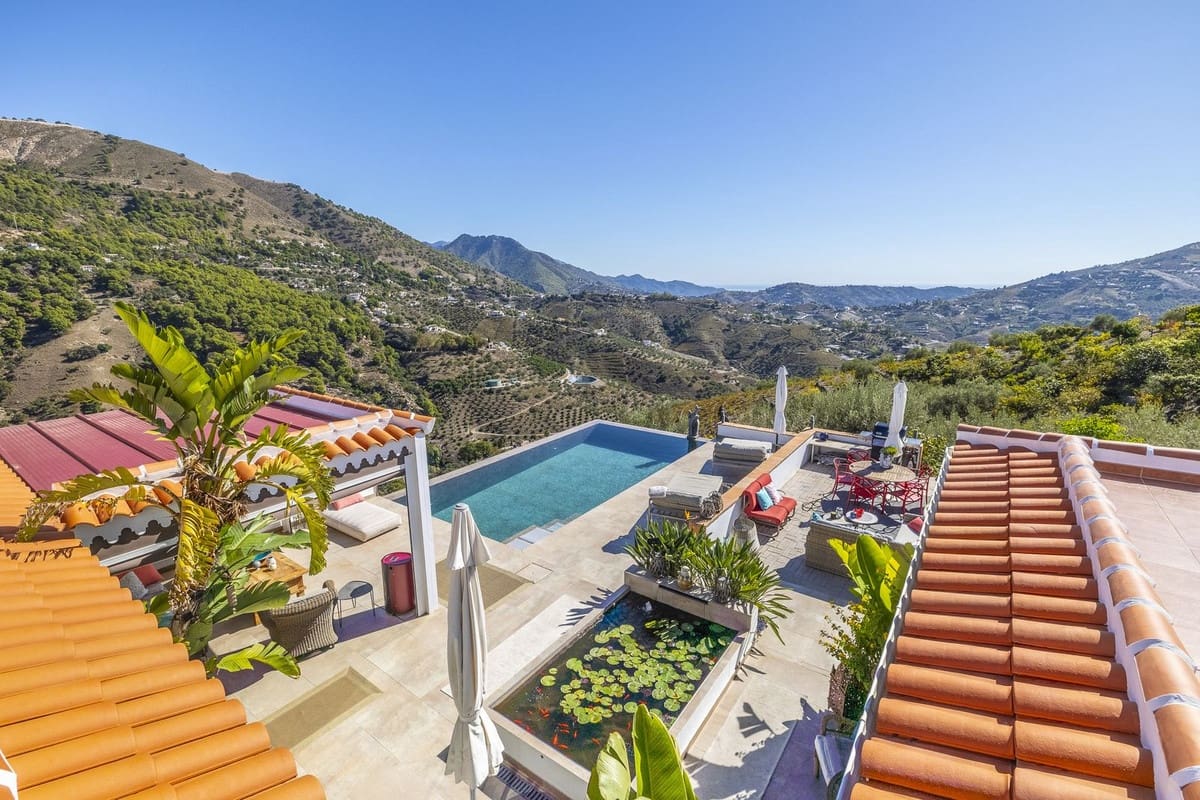Chalet de 4 habitaciones en Cómpeta en venta con piscina garaje - 995.000 € (Ref: 9928479)