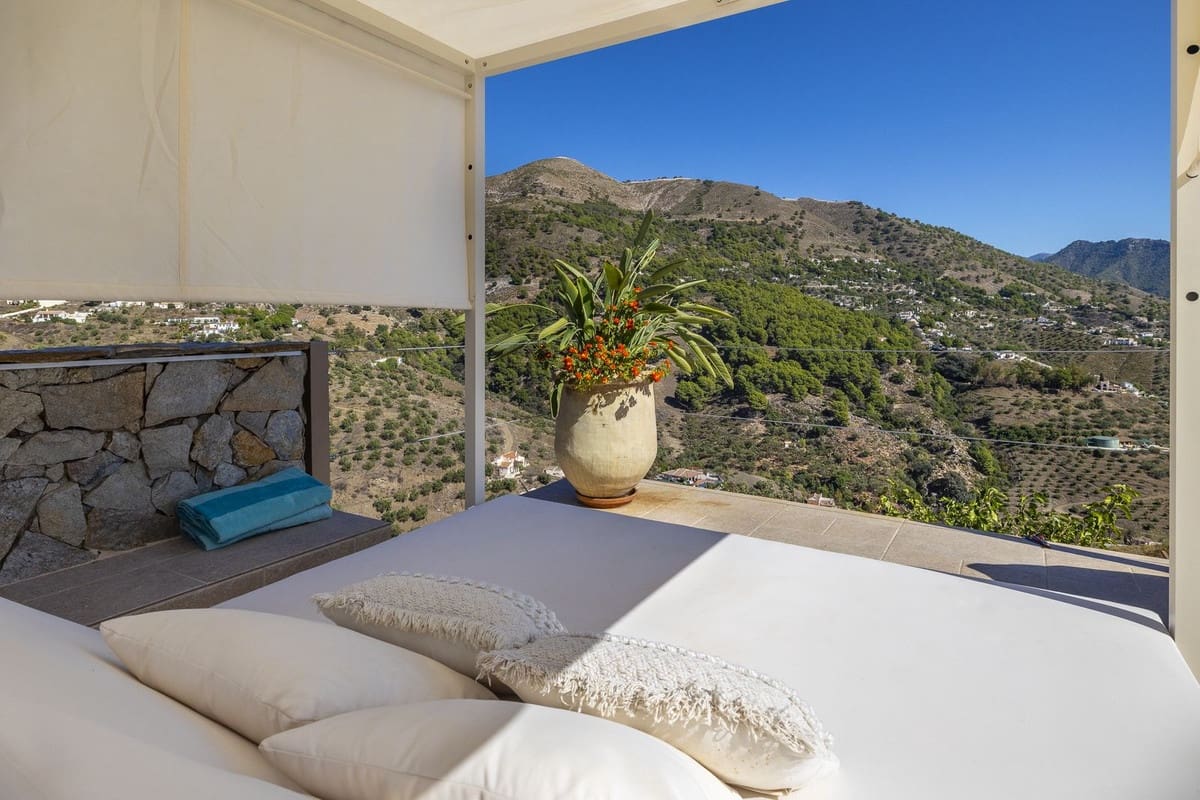 Chalet de 4 habitaciones en Cómpeta en venta con piscina garaje - 995.000 € (Ref: 9928479)