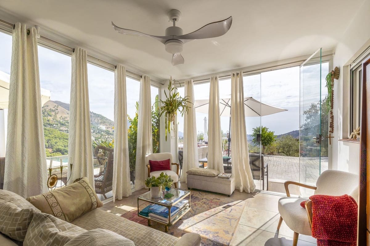 Chalet de 4 habitaciones en Cómpeta en venta con piscina garaje - 995.000 € (Ref: 9928479)