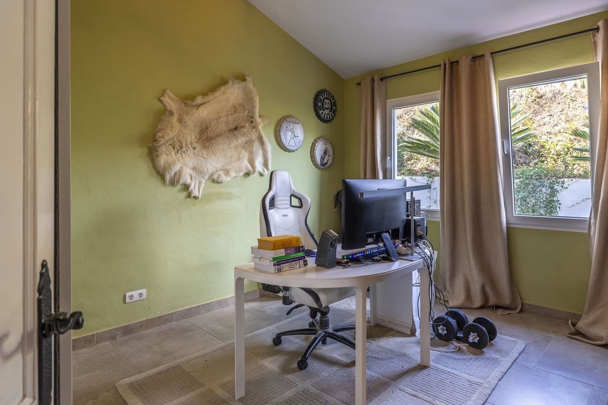 Chalet de 4 habitaciones en Cómpeta en venta con piscina garaje - 995.000 € (Ref: 9928479)