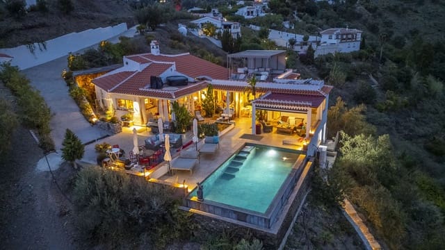 Chalet de 4 habitaciones en Cómpeta en venta con piscina garaje - 995.000 € (Ref: 9928479)