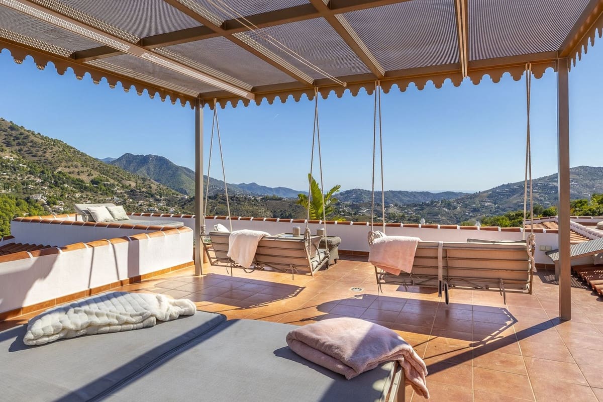 Chalet de 4 habitaciones en Cómpeta en venta con piscina garaje - 995.000 € (Ref: 9928479)