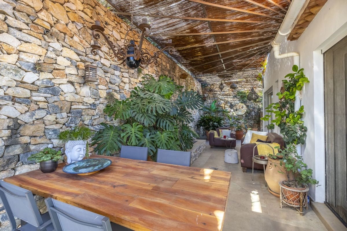 Chalet de 4 habitaciones en Cómpeta en venta con piscina garaje - 995.000 € (Ref: 9928479)
