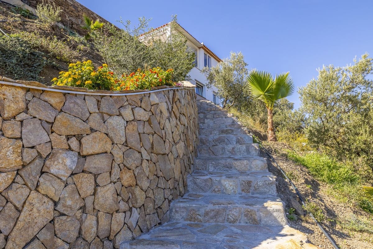 Chalet de 4 habitaciones en Cómpeta en venta con piscina garaje - 995.000 € (Ref: 9928479)