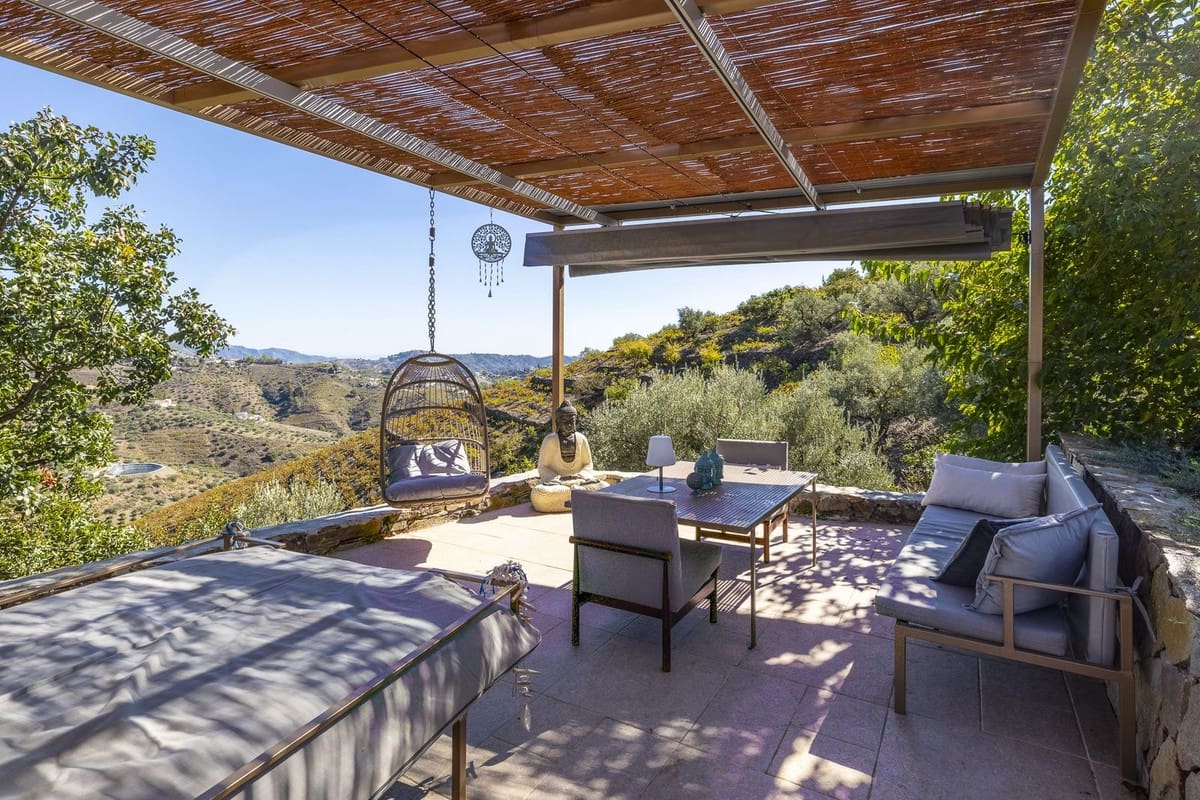 Chalet de 4 habitaciones en Cómpeta en venta con piscina garaje - 995.000 € (Ref: 9928479)