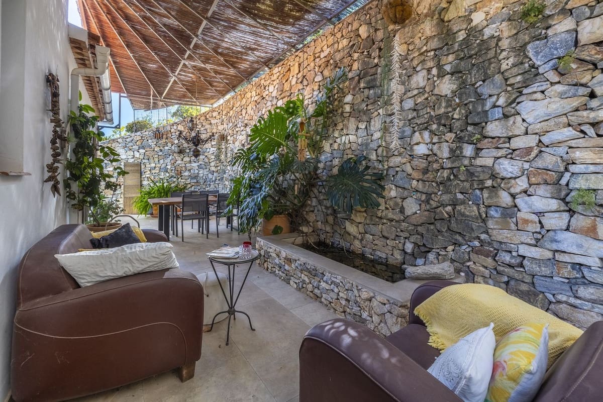 Chalet de 4 habitaciones en Cómpeta en venta con piscina garaje - 995.000 € (Ref: 9928479)