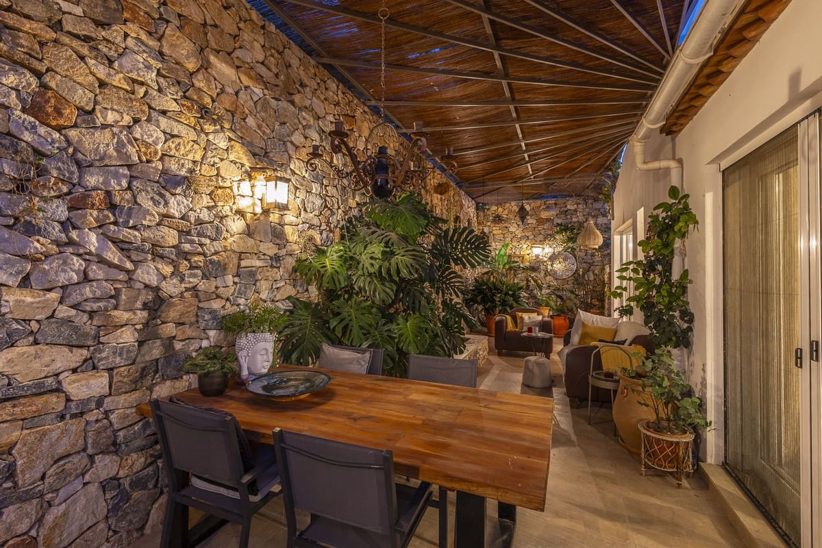 Chalet de 4 habitaciones en Cómpeta en venta con piscina garaje - 995.000 € (Ref: 9928479)