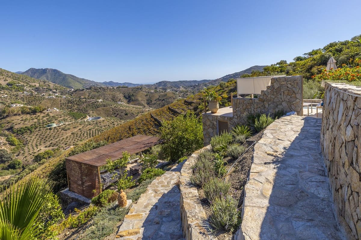 Chalet de 4 habitaciones en Cómpeta en venta con piscina garaje - 995.000 € (Ref: 9928479)