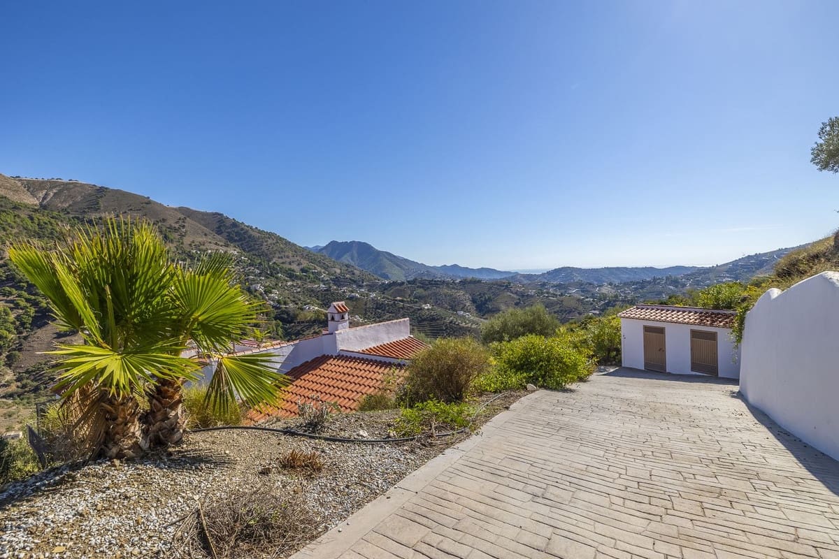 Chalet de 4 habitaciones en Cómpeta en venta con piscina garaje - 995.000 € (Ref: 9928479)