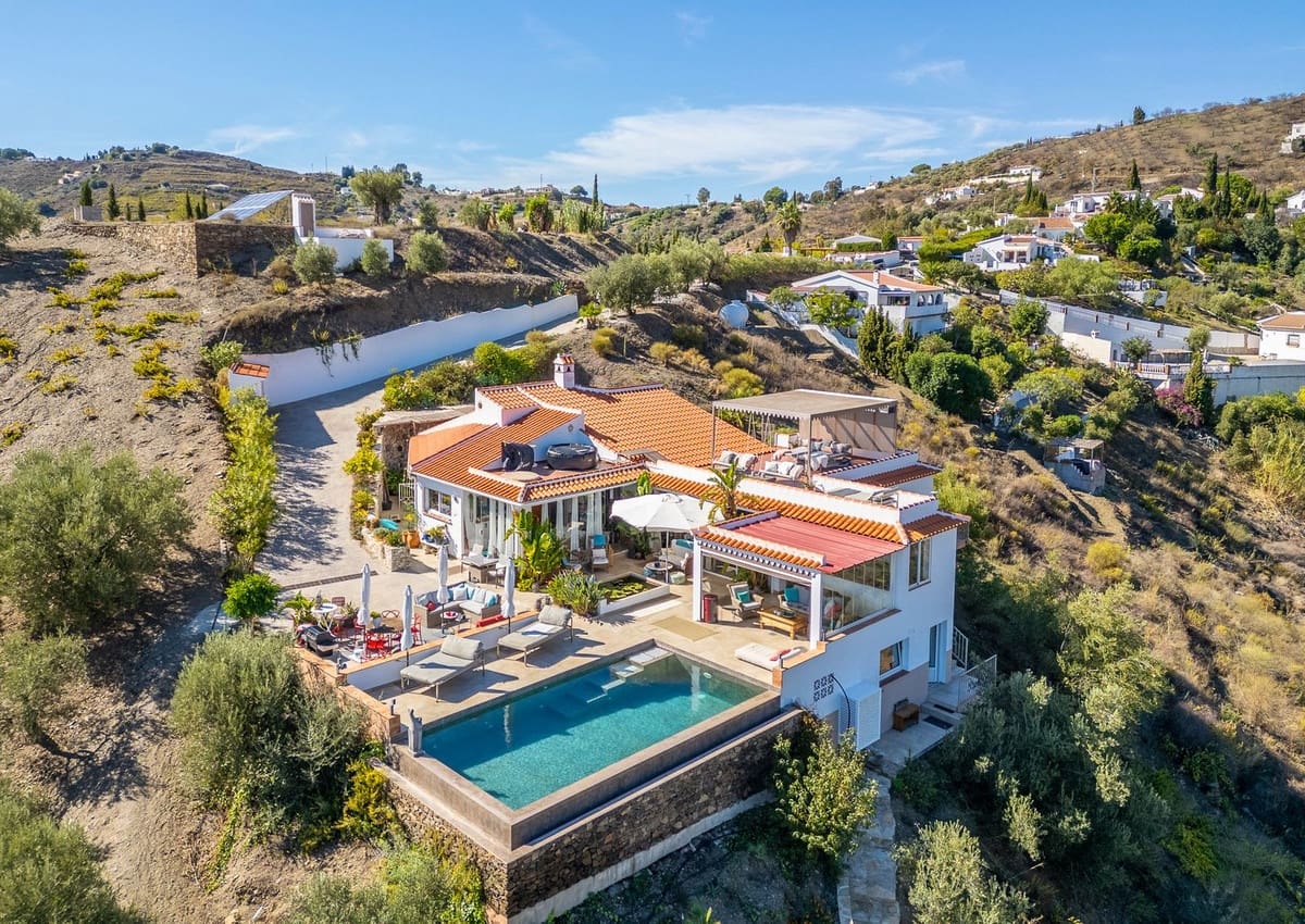 Chalet de 4 habitaciones en Cómpeta en venta con piscina garaje - 995.000 € (Ref: 9928479)