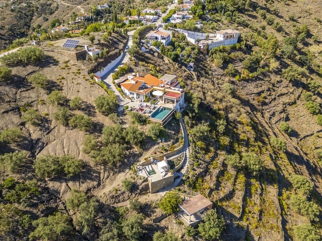 Chalet de 4 habitaciones en Cómpeta en venta con piscina garaje - 995.000 € (Ref: 9928479)