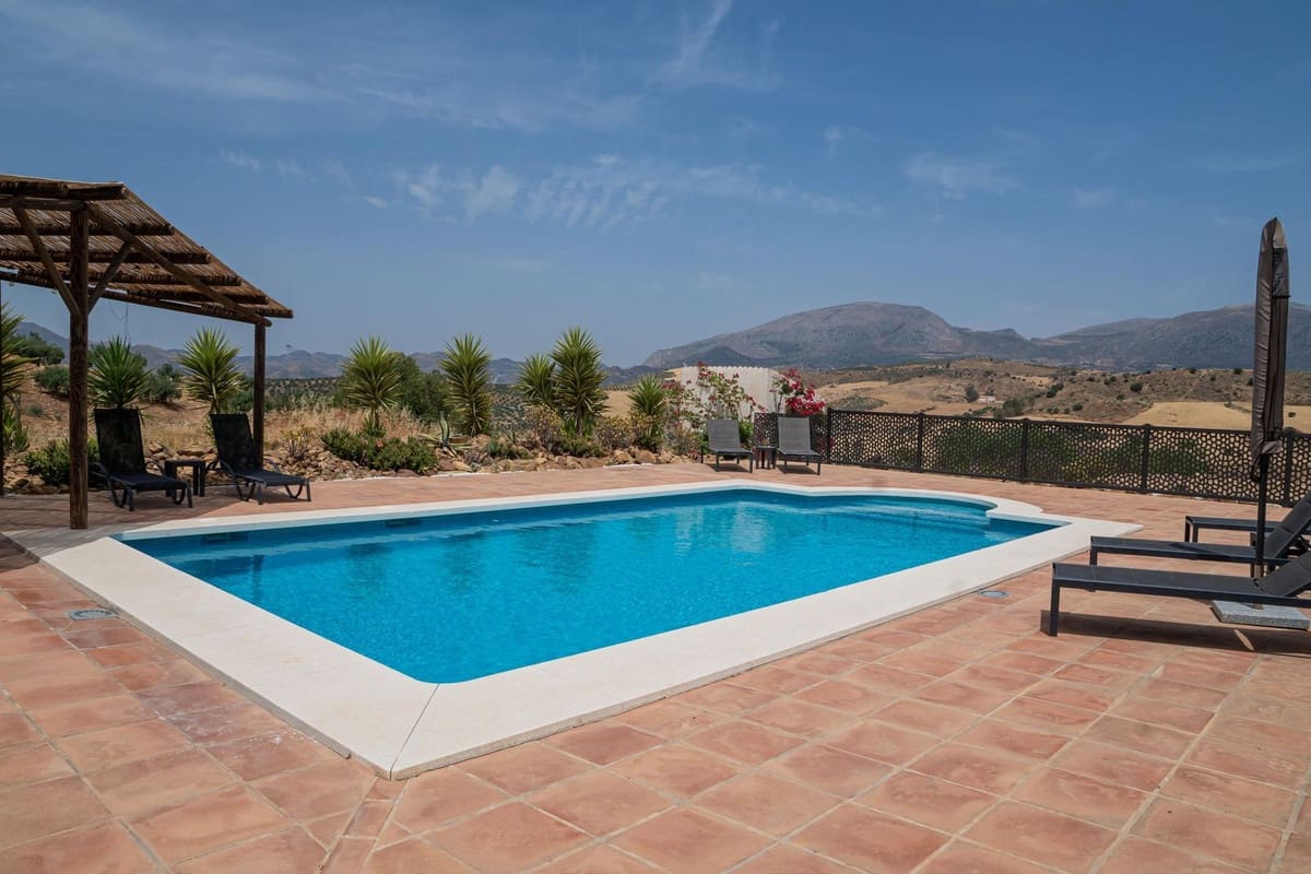 3 bedroom Villa for sale in Alora with pool garage - € 525,000 (Ref: 9929978)