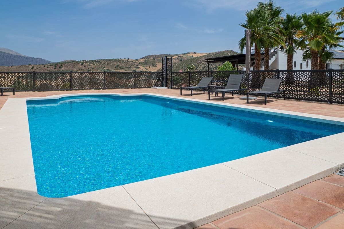 3 bedroom Villa for sale in Alora with pool garage - € 525,000 (Ref: 9929978)