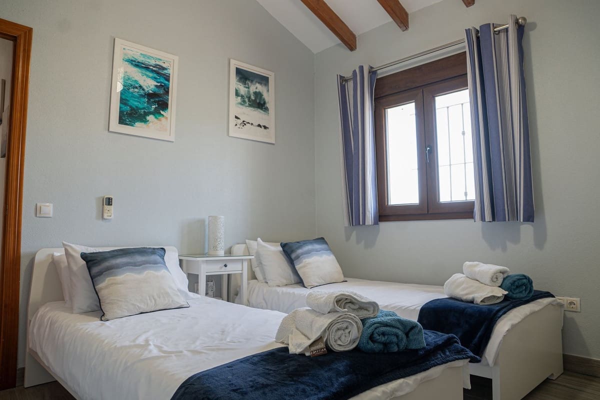 3 bedroom Villa for sale in Alora with pool garage - € 525,000 (Ref: 9929978)