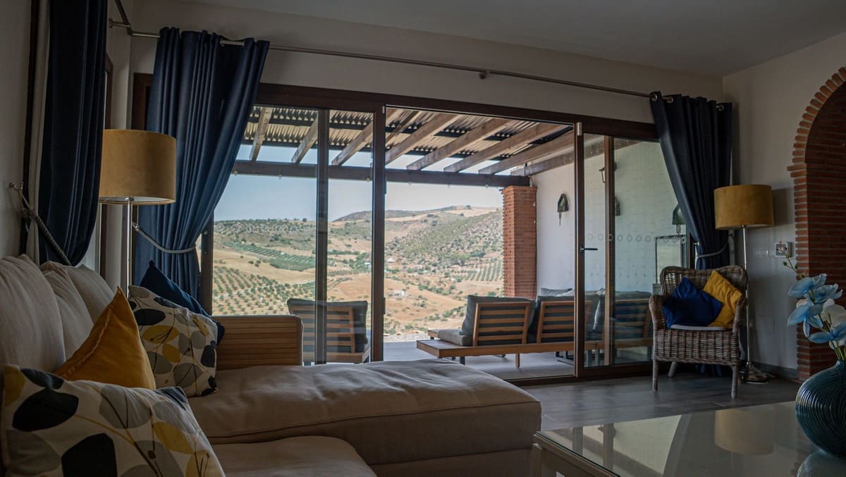 3 bedroom Villa for sale in Alora with pool garage - € 525,000 (Ref: 9929978)