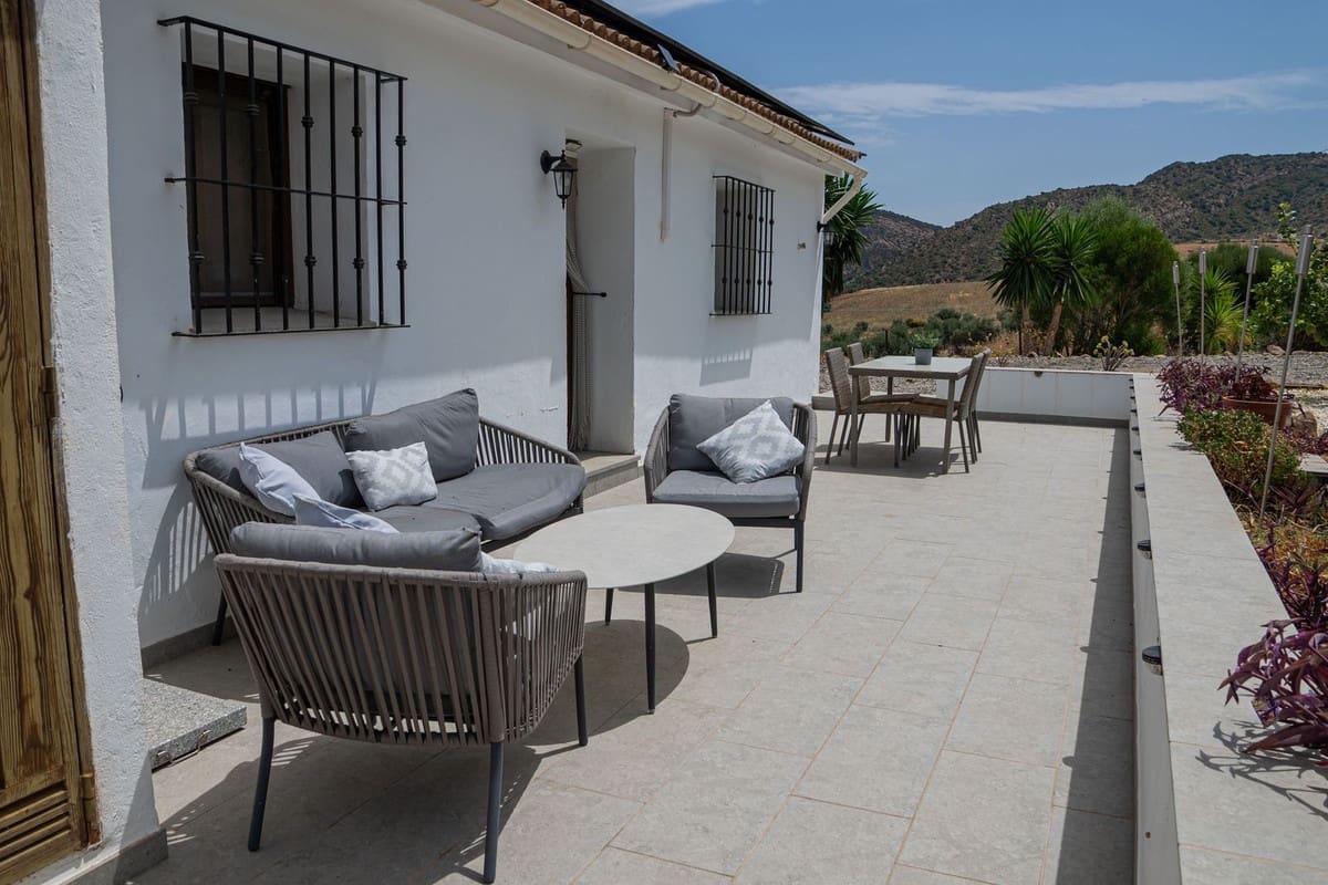 3 bedroom Villa for sale in Alora with pool garage - € 525,000 (Ref: 9929978)