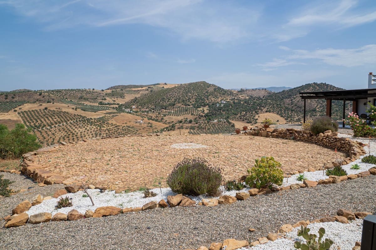 3 bedroom Villa for sale in Alora with pool garage - € 525,000 (Ref: 9929978)