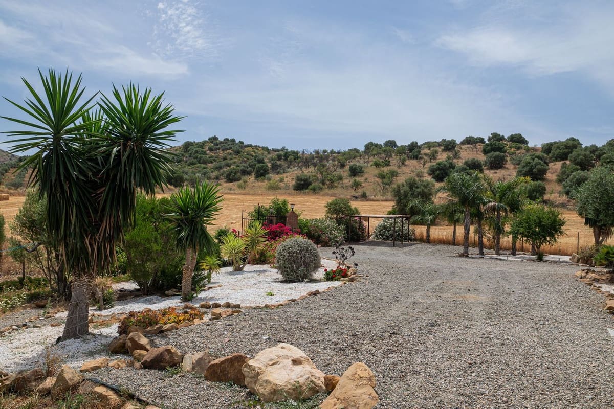3 bedroom Villa for sale in Alora with pool garage - € 525,000 (Ref: 9929978)