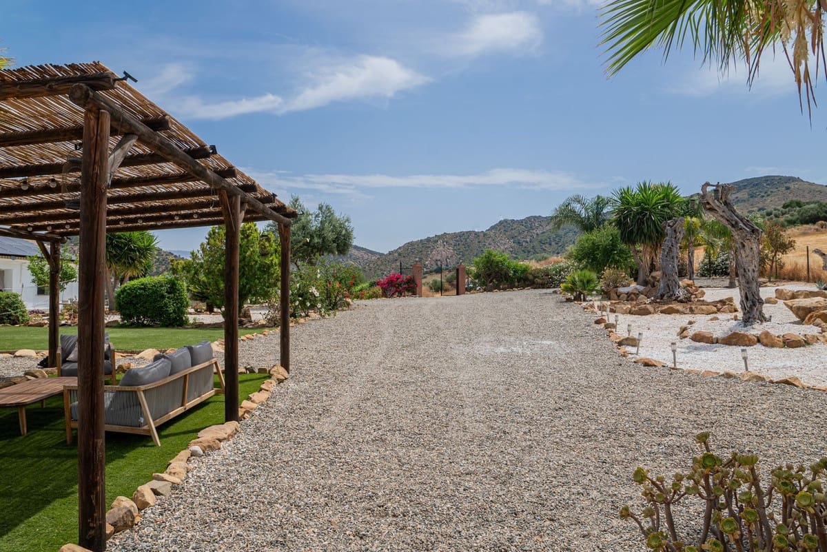 3 bedroom Villa for sale in Alora with pool garage - € 525,000 (Ref: 9929978)