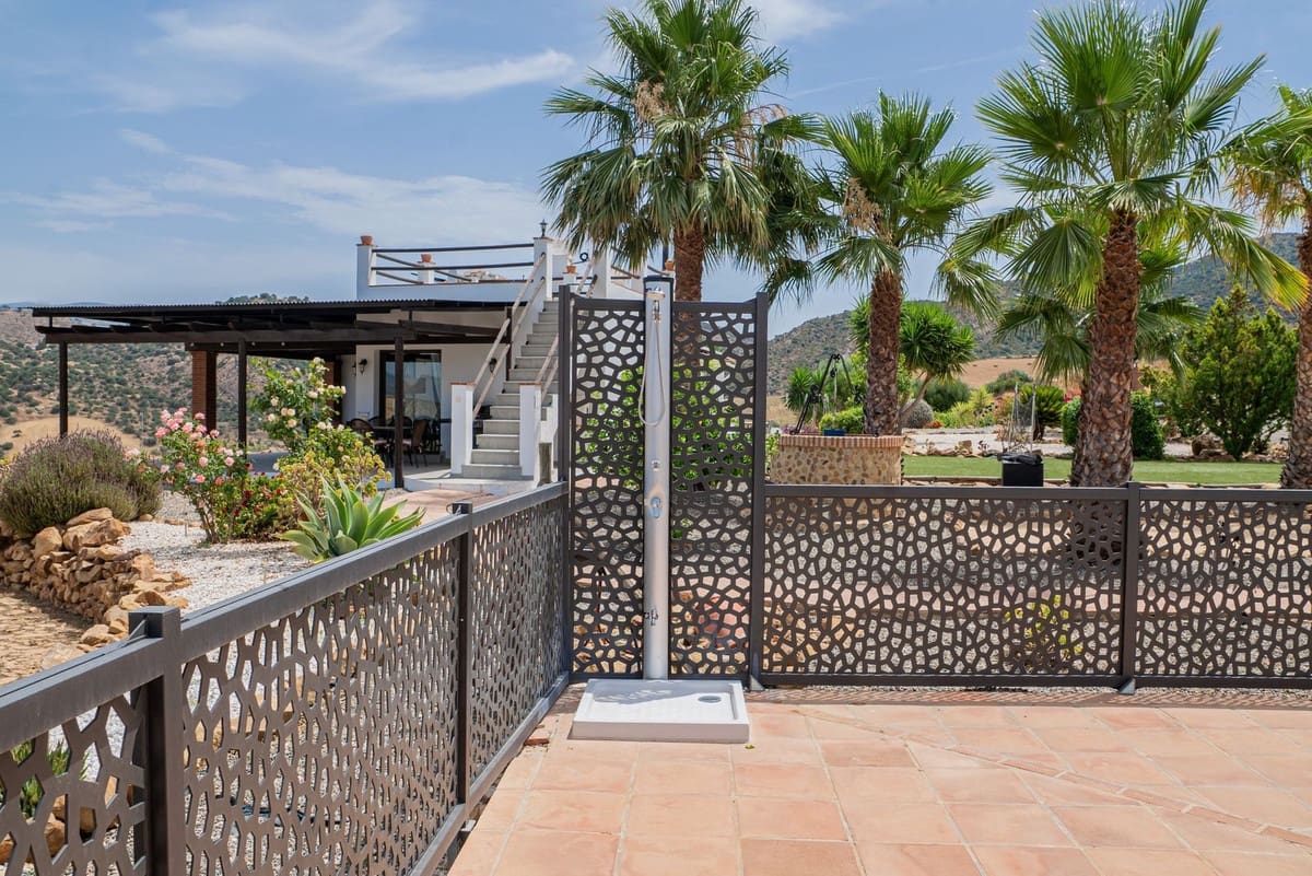 3 bedroom Villa for sale in Alora with pool garage - € 525,000 (Ref: 9929978)