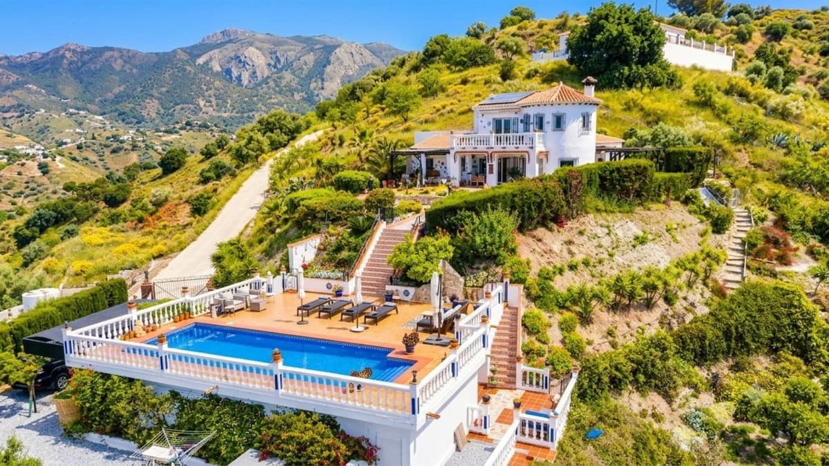 4 quarto Moradia para venda em Canillas de Aceituno com piscina garagem - 695 000 € (Ref: 9941554)
