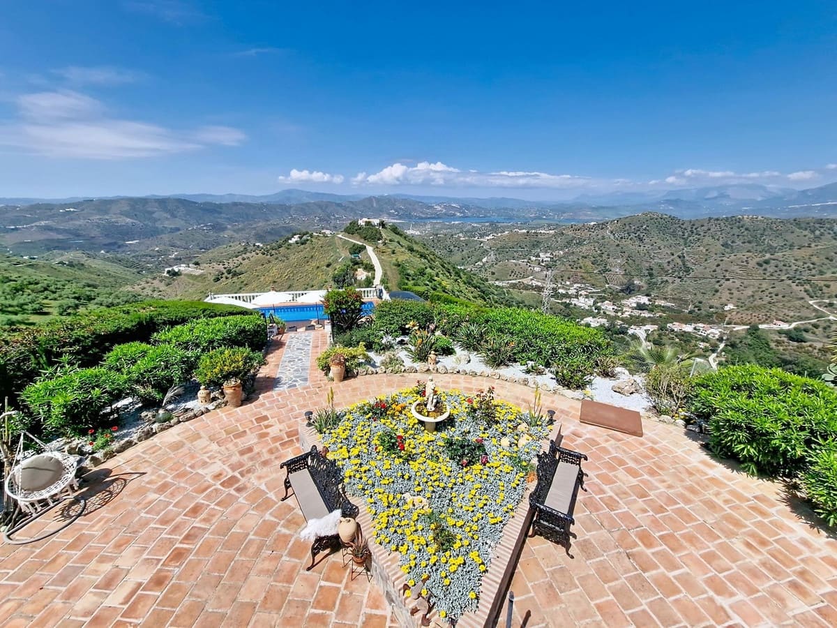 4 quarto Moradia para venda em Canillas de Aceituno com piscina garagem - 695 000 € (Ref: 9941554)