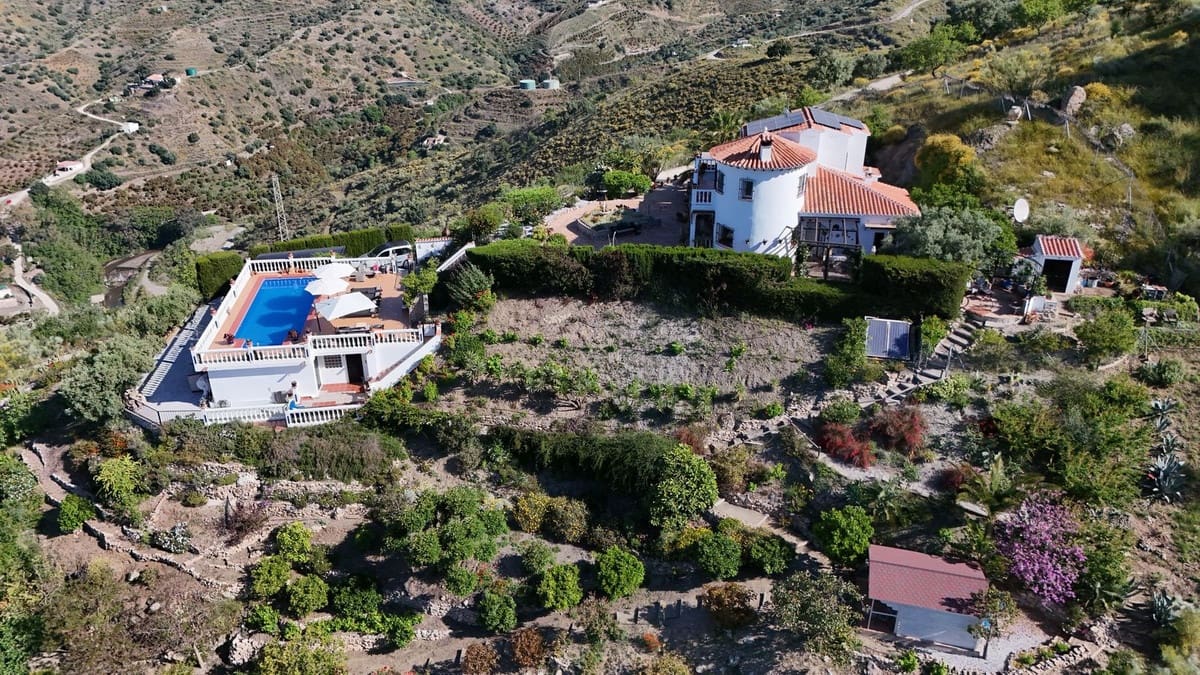 4 quarto Moradia para venda em Canillas de Aceituno com piscina garagem - 695 000 € (Ref: 9941554)