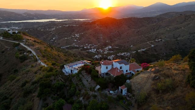 4 soveværelse Villa til salg i Canillas de Aceituno med swimmingpool garage - € 695.000 (Ref: 9941554)
