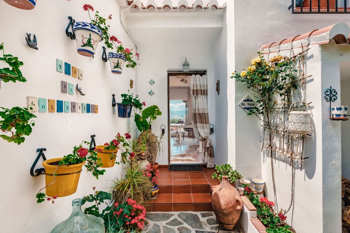 4 bedroom Villa for sale in Canillas de Aceituno with pool garage - € 695,000 (Ref: 9941554)