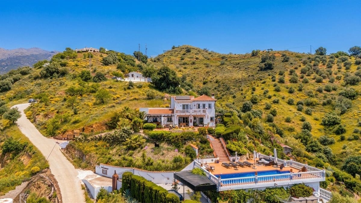 4 bedroom Villa for sale in Canillas de Aceituno with pool garage - € 695,000 (Ref: 9941554)