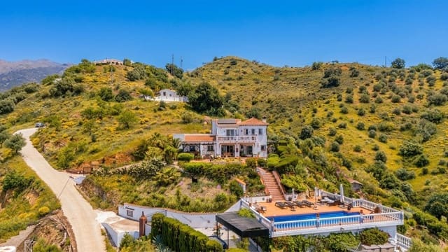 4 soveværelse Villa til salg i Canillas de Aceituno med swimmingpool garage - € 695.000 (Ref: 9941554)