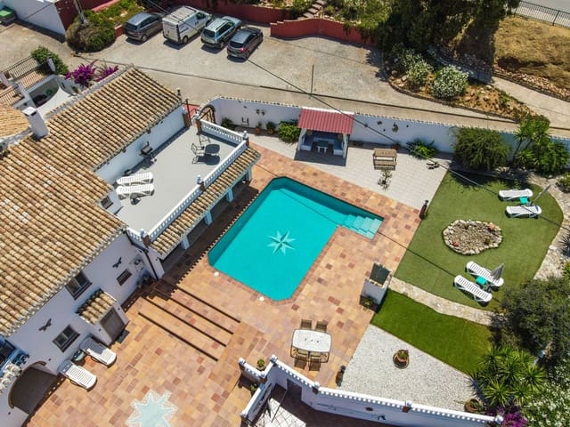 8 slaapkamer Villa te koop in Iznájar met zwembad - € 595.000 (Ref: 9941555)