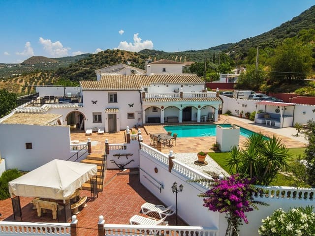 8 soveværelse Villa til salg i Iznájar med swimmingpool - € 595.000 (Ref: 9941555)
