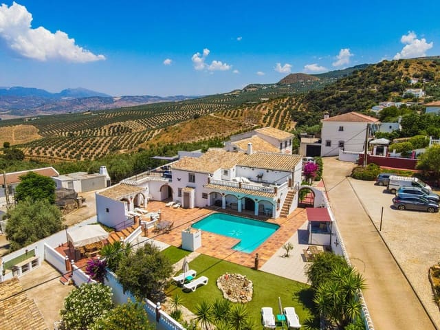 8 soveværelse Villa til salg i Iznájar med swimmingpool - € 595.000 (Ref: 9941555)