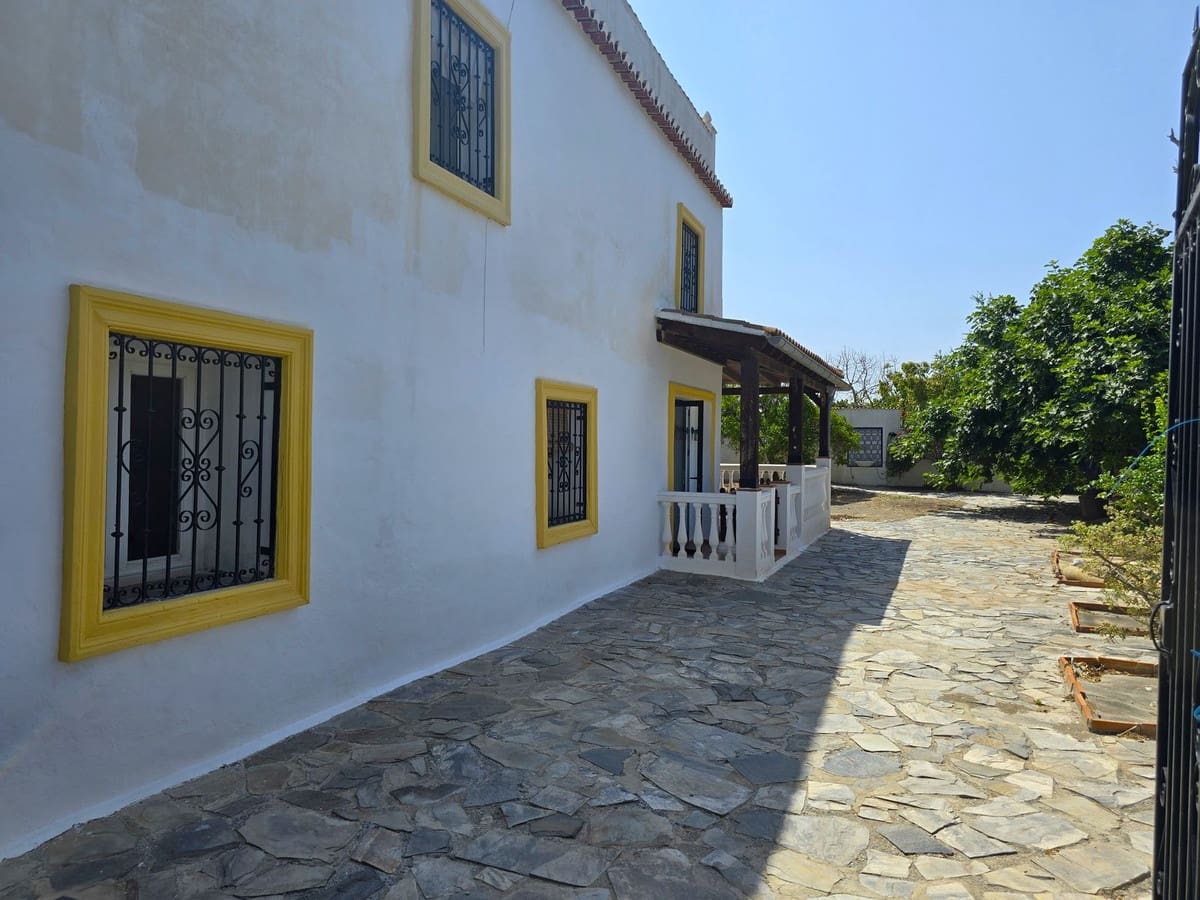 5 soveværelse Finca/Landehus til salg i Salobrena med garage - € 270.000 (Ref: 9944677)